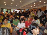 大家入座誦經、喝奶茶、吃吉祥飯